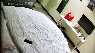 酒店偷拍流出 假日情侶開房 妹子特別主動把男生給推到在床上 然後騎了上去求草