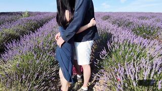 美女為求刺激來到郊外和大雞吧男友野戰 藍天白雲下上位打樁無套內射