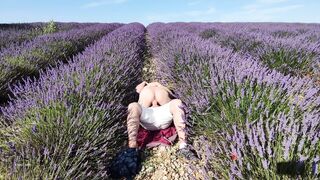 美女為求刺激來到郊外和大雞吧男友野戰 藍天白雲下上位打樁無套內射