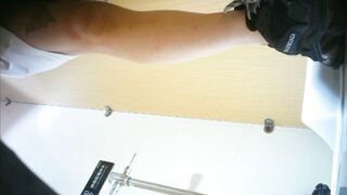 商場女廁全景近距離偷拍 大長腿美女的微毛小黑鮑