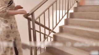 美少婦為追求刺激約炮友在單元樓緊急通道口交