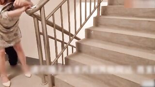 美少婦為追求刺激約炮友在單元樓緊急通道口交