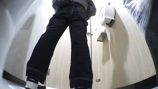 酒吧女廁全景偷拍 高顏值模特兒級美女掰開褲衩噓噓-04