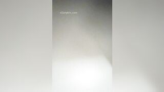 美女的私密生影片 被有心人曝光 2