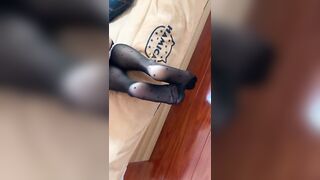 性感人妻 一步一步的脫衣服誘惑弟弟，也不知道他能挺到什麼時候，有我這樣的嫂子他還願意戀愛嗎？最好不要，我會吃醋的