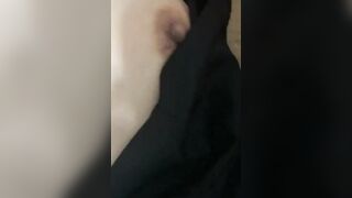 性感人妻 又被弟弟溜到我房間來啪啪我了，但是為什麼他啪啪我的時候不把有我的內褲也脫掉，是怕他哥哥突然回來他方便跑，我也方便裝成什麼事都沒發生嗎