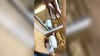 性感人妻 正在化妝的時候，弟弟就從後面後入我，還要拍下來，對著鏡子被弟弟在後面插還錄著像實在太讓人難為情了