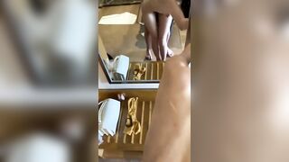 性感人妻 正在化妝的時候，弟弟就從後面後入我，還要拍下來，對著鏡子被弟弟在後面插還錄著像實在太讓人難為情了