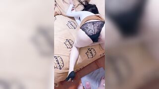 性感人妻 下班剛回到家，就被弟弟堵在屋裡，內褲都不幫我脫下來就插進來了，這就一天沒見就這麼受不了嗎，在家特意等著我