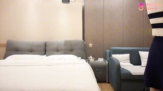 探花王安全 21歲小網紅表情豐富 抽插的時候大奶子晃得好爽 站著後入腿都干抽筋了