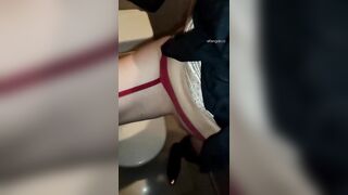 週末約炮極品黑絲美少婦 在商場女廁隔間裡各種高難度姿勢啪啪