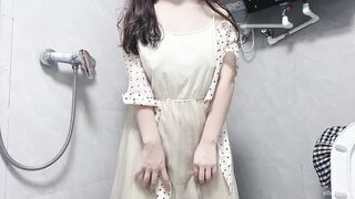 巨乳嫩妹 自摸噴水 露出呲尿-22