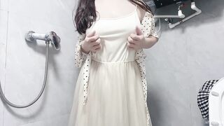 巨乳嫩妹 自摸噴水 露出呲尿-22