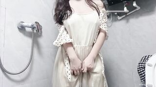 巨乳嫩妹 自摸噴水 露出呲尿-22