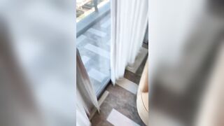 性感人妻 讓弟弟幫我噴防曬，他居然只老老實實的噴，難道是我對她沒有吸引力了嗎，那我必須得穿的性感點誘惑一下他