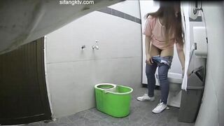 潛入女生宿舍偷拍幾個高顏值學妹噓噓