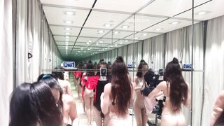 身材超正混血女神和閨蜜試衣間換衣自拍流出2