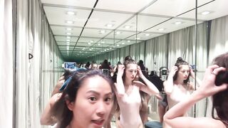 身材超正混血女神和閨蜜試衣間換衣自拍流出1