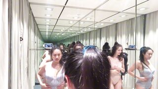 身材超正混血女神和閨蜜試衣間換衣自拍流出1