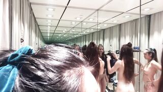 身材超正混血女神和閨蜜試衣間換衣自拍流出1